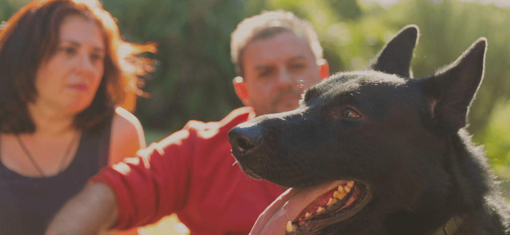 Fotografía de Helga Figueroa y Pedro Sánchez con su Perro Anuk