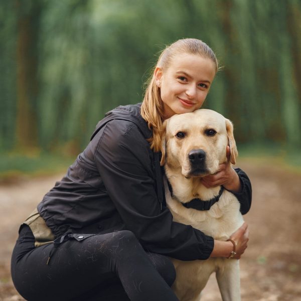 Chica adiestrador canino profesional con perro labrador dorado en exterior del curso certificado profesional adiestramiento base y educación canina Chica adiestrador canino profesional con perro labrador dorado en exterior del curso certificado profesional adiestramiento base y educación canina